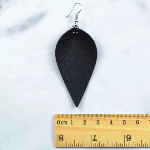 ✨RED LEATHER LEAF SHAPED EARRINGS-VEGAN-NEW✨DROP - Picture 6 of 6